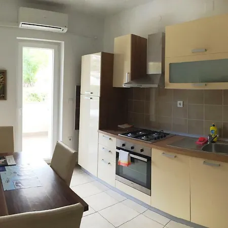 Petros Pag Appartement *